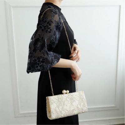 パールビーズがポイントの刺繍パーティバッグ結婚式、お呼ばれ